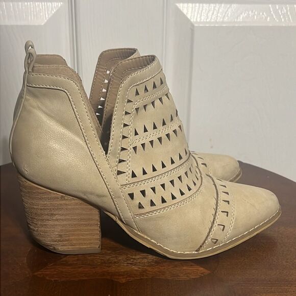 🔥 Mi.iM 'Trixi' Ankle Heeled Booties - Cream Color - 3” Rise Heel - Sz 6 - EUC - Picture 3 of 14